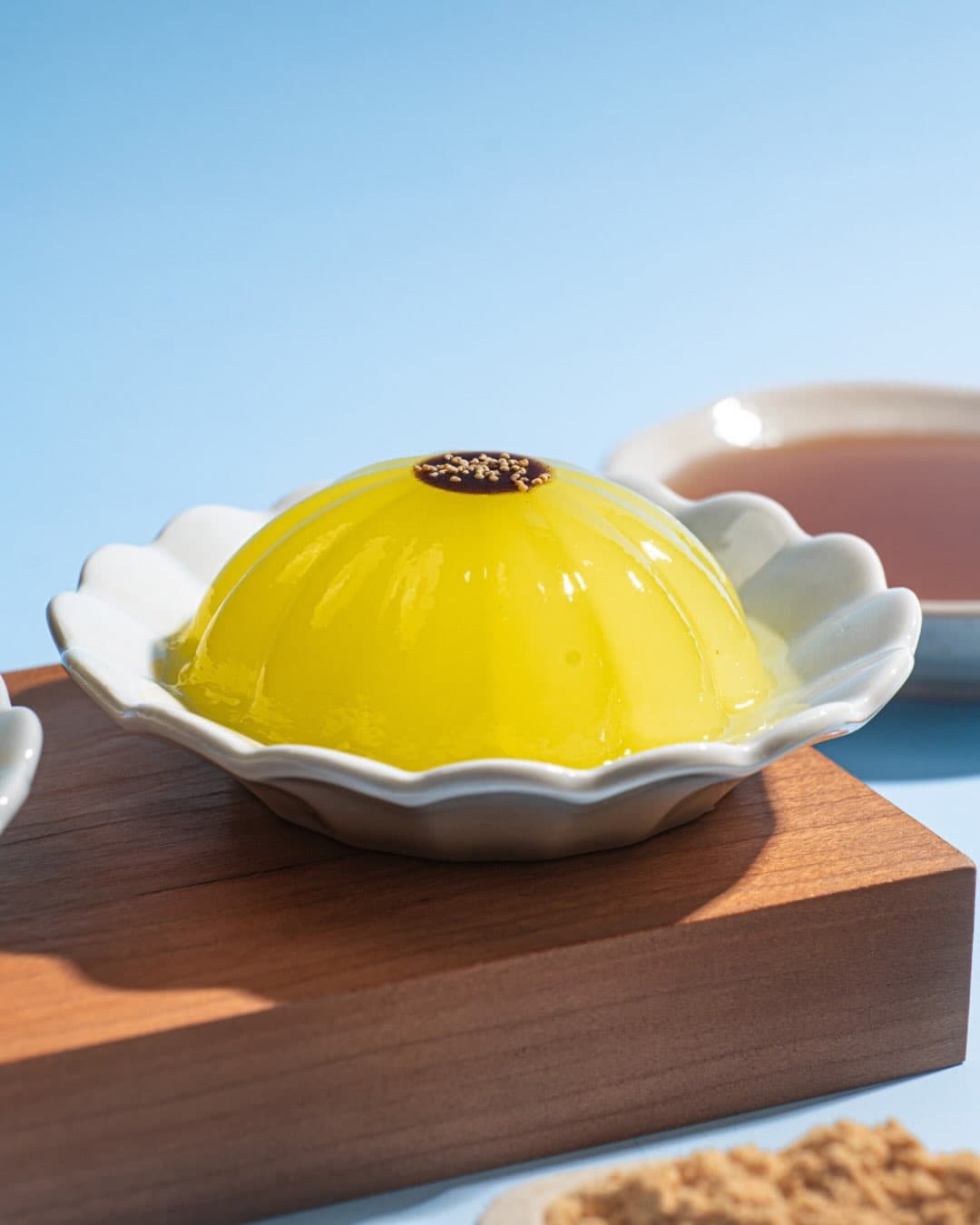 Translucent kudzumochi with kinako and syrup